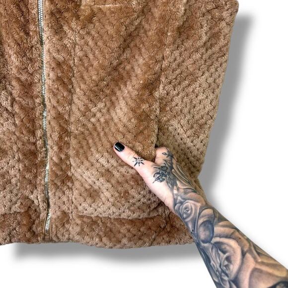 Carmen Marc Valvo NWOT Toasted Chestnut Faux Fur Gold Zipper Trim Vest XL - Picture 6 of 8
